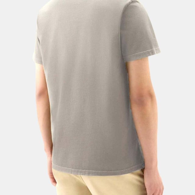 Woolrich – T-Shirt mit stückgefärbtem Logo in Seiloptik