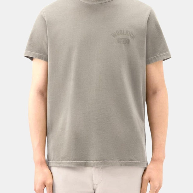 Woolrich – T-Shirt mit stückgefärbtem Logo in Seiloptik